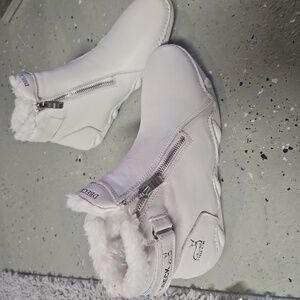 DBECK white leather fur lined boots. New without tags